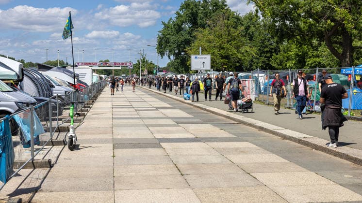 Musikfestival Rock im Park 2026, Nürnberg, 07.06.2026 Besucher des Rock im Park Festivals laufen auf der Großen Straße auf dem Reichsparteitagsgelände Richtung Festivalzentrum. Im Hintergrund ist ein Banner des Nürnberger Volksfests sichtbar. Nürnberg Bayern Deutschland *** Music festival Rock im Park 2026, Nuremberg, 07 06 2026 Visitors of the Rock im Park festival walk on the Große Straße on the Reichsparteitagsgelände towards the festival center A banner of the Nuremberg folk festival is visible in the background Nuremberg Bavaria Germany 20260607-286A8397-M4000