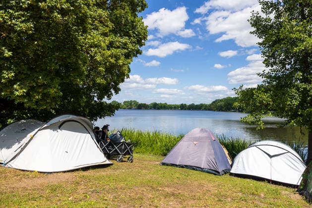 Musikfestival Rock im Park 2026, Nürnberg, 07.06.2026 Mehrere Zelte stehen direkt am Ufer des Dutzendteichs. Camper haben ihre Unterkünfte unter Bäumen mit Seeblick aufgebaut. Nürnberg Bayern Deutschland *** Rock im Park 2026 music festival, Nuremberg, 07 06 2026 Several tents are pitched directly on the banks of the Dutzendteich lake Campers have set up their accommodation under trees with a view of the lake Nuremberg Bavaria Germany 20260607-286A8402-M4000