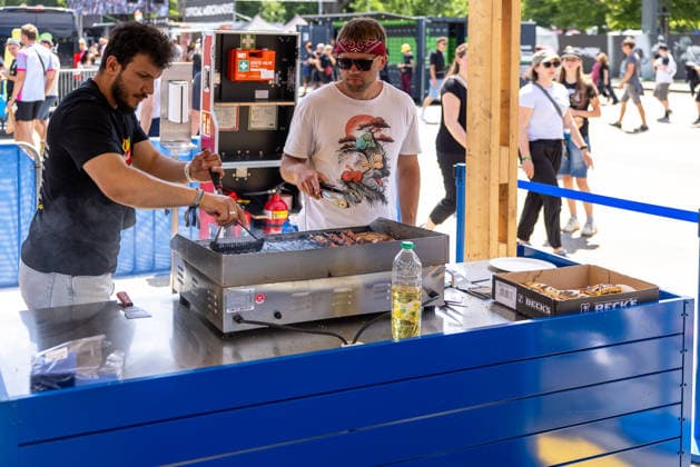 Musikfestival Rock im Park 2026, Nürnberg, 07.06.2026 Zwei Mitarbeiter grillen Fleischspieße an der Lidl BBQ-Station auf dem Festivalgelände. Im Hintergrund sind Festivalbesucher zu sehen. Nürnberg Bayern Deutschland *** Rock im Park 2026 music festival, Nuremberg, 07 06 2026 Two employees grilling meat skewers at the Lidl BBQ station on the festival site Festival visitors can be seen in the background Nuremberg Bavaria Germany 20260607-286A8408-M4000