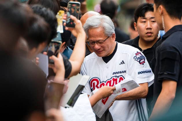 June 7, 2026, Seoul, South Korea: Nvidia founder and CEO JENSEN HUANG arrives to eat fried chicken and drink beer with SK Group chairman Chey Tae-won at Kkanbu Chicken, during HuangÃ¢â‚¬â ¢s visit to Seoul, South Korea on Sunday, June 7, 2026. Seoul South Korea - ZUMAh163 20260607_znp_h163_006 Copyright: xJintakxHanx