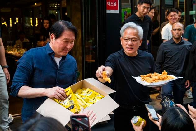 June 7, 2026, Seoul, South Korea: Nvidia founder and CEO JENSEN HUANG and SK Group chairman CHEY TAE-WON take questions from reporters as they hand out fried chicken and chips at Kkanbu Chicken, during HuangÃ¢â‚¬â ¢s visit to Seoul, South Korea on Sunday, June 7, 2026. Seoul South Korea - ZUMAh163 20260607_znp_h163_011 Copyright: xJintakxHanx