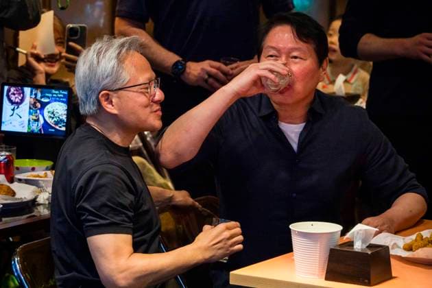 June 7, 2026, Seoul, South Korea: Nvidia founder and CEO JENSEN HUANG eats fried chicken and drinks beer with SK Group chairman CHEY TAE-WON at Kkanbu Chicken, during HuangÃ¢â‚¬â ¢s visit to Seoul, South Korea on Sunday, June 7, 2026. Seoul South Korea - ZUMAh163 20260607_znp_h163_022 Copyright: xJintakxHanx