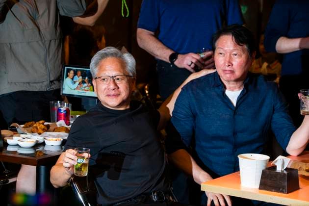 June 7, 2026, Seoul, South Korea: Nvidia founder and CEO JENSEN HUANG eats fried chicken and drinks beer with SK Group chairman CHEY TAE-WON at Kkanbu Chicken, during HuangÃ¢â‚¬â ¢s visit to Seoul, South Korea on Sunday, June 7, 2026. Seoul South Korea - ZUMAh163 20260607_znp_h163_023 Copyright: xJintakxHanx