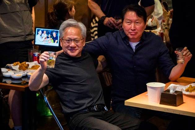 June 7, 2026, Seoul, South Korea: Nvidia founder and CEO JENSEN HUANG eats fried chicken and drinks beer with SK Group chairman CHEY TAE-WON at Kkanbu Chicken, during HuangÃ¢â‚¬â ¢s visit to Seoul, South Korea on Sunday, June 7, 2026. Seoul South Korea - ZUMAh163 20260607_znp_h163_024 Copyright: xJintakxHanx