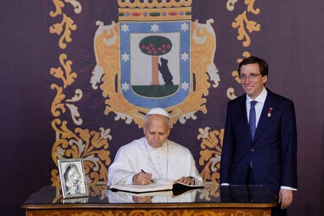 The Mayor of Madrid, Jose Luis Martinez Almeida, presents the Golden Key of the City of Madrid to Pope Leo XIV at the Cibeles Palace, Sunday, June 7, 2026 Cordon Press 