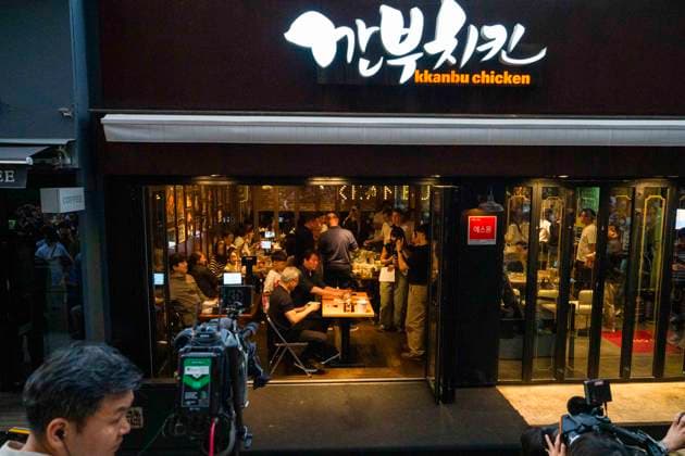 June 7, 2026, Seoul, South Korea: Nvidia founder and CEO JENSEN HUANG eats fried chicken and drinks beer with SK Group chairman CHEY TAE-WON at Kkanbu Chicken, during HuangÃ¢â‚¬â ¢s visit to Seoul, South Korea on Sunday, June 7, 2026. Seoul South Korea - ZUMAh163 20260607_znp_h163_029 Copyright: xJintakxHanx