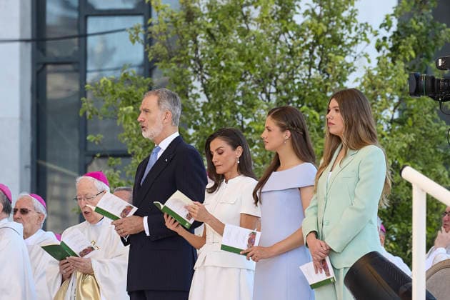 Pope Leo XIV presides at Holy Mass and a Eucharistic procession for Corpus Christi Day in Madrid King Felipe VI, Queen Letizia, Princess Leonor and Infanta Sofia attend the Mass for the feast of Corpus Christi presided over by Pope Leo XIV, in the Plaza de Cibeles, in the Plaza de Cibeles, on June 7, 2026, in Madrid Spain Pope Leo XIV officiates the Solemnity of Corpus Christi in Madrid with a Mass and subsequent Eucharistic procession around the capital The ceremony brings together high civil and religious authorities, as well as numerous faithful who follow the route of the Blessed Sacrament King Felipe VI, Queen Letizia, Princess Leonor and Infanta Sofia attend the event 07 JUNE 2026 PAPAL VISIT Jesús Hellí Madrid Madrid Spain  Copyright: xJesusxHellin EuropaxPress Poolx 7578805