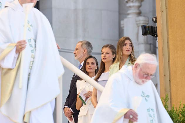 Pope Leo XIV presides at Holy Mass and a Eucharistic procession for Corpus Christi Day in Madrid King Felipe VI, Queen Letizia, Princess Leonor and Infanta Sofia attend the Mass for the feast of Corpus Christi presided over by Pope Leo XIV, in the Plaza de Cibeles, in the Plaza de Cibeles, on June 7, 2026, in Madrid Spain Pope Leo XIV officiates the Solemnity of Corpus Christi in Madrid with a Mass and subsequent Eucharistic procession around the capital The ceremony brings together high civil and religious authorities, as well as numerous faithful who follow the route of the Blessed Sacrament King Felipe VI, Queen Letizia, Princess Leonor and Infanta Sofia attend the event 07 JUNE 2026 PAPAL VISIT Jesús Hellí Madrid Madrid Spain  Copyright: xJesusxHellin EuropaxPress Poolx 7578819