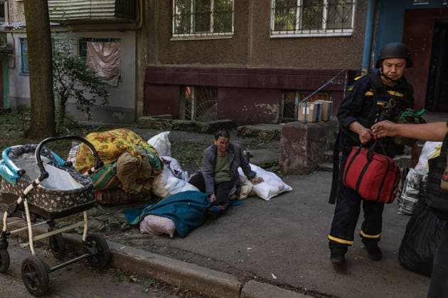 Aftermath of a Russian air strike on Ukraine s Druzhkivka DRUZHKIVKA, UKRAINE - JUNE 7: A dazed and shocked woman is being treated by Ukrainian emergency services following a fire in a building caused by a Russian FPV drone crashing into it in Druzhkivka, Ukraine, 7 June 2026 Diego Herrera Carcedo Anadolu Druzhkivka Ukraine. Editorial use only. Please get in touch for any other usage.  Copyright: x2026xAnadoluxDiegoxHerreraxCarcedox