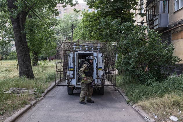Aftermath of a Russian air strike on Ukraine s Druzhkivka DRUZHKIVKA, UKRAINE - JUNE 7: Ukrainian emergency services respond to a building fire caused by a Russian FPV drone crashing into it in Druzhkivka, Ukraine, 7 June 2026 Diego Herrera Carcedo Anadolu Druzhkivka Ukraine. Editorial use only. Please get in touch for any other usage.  Copyright: x2026xAnadoluxDiegoxHerreraxCarcedox