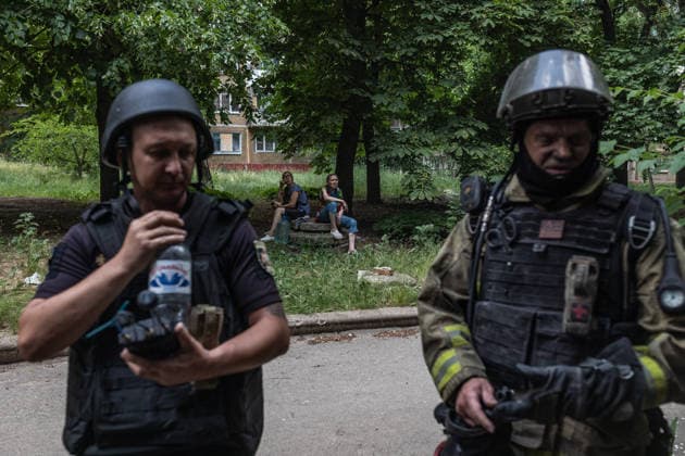 Aftermath of a Russian air strike on Ukraine s Druzhkivka DRUZHKIVKA, UKRAINE - JUNE 7: Ukrainian emergency services respond to a building fire caused by a Russian FPV drone crashing into it in Druzhkivka, Ukraine, 7 June 2026 Diego Herrera Carcedo Anadolu Druzhkivka Ukraine. Editorial use only. Please get in touch for any other usage.  Copyright: x2026xAnadoluxDiegoxHerreraxCarcedox