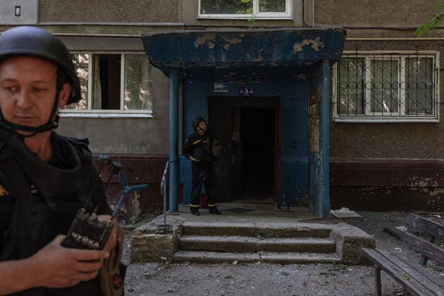 Aftermath of a Russian air strike on Ukraine s Druzhkivka DRUZHKIVKA, UKRAINE - JUNE 7: Ukrainian emergency services look up at the sky as they hear drones during the extinguishing of a building fire caused by the impact of a Russian FPV drone in Druzhkivka, Ukraine, 7 June 2026 Diego Herrera Carcedo Anadolu Druzhkivka Ukraine. Editorial use only. Please get in touch for any other usage.  Copyright: x2026xAnadoluxDiegoxHerreraxCarcedox