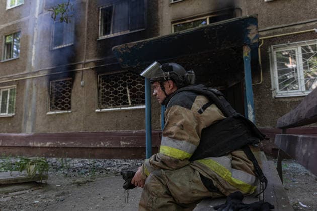 Aftermath of a Russian air strike on Ukraine s Druzhkivka DRUZHKIVKA, UKRAINE - JUNE 7: A member of the Ukrainian emergency services takes a break during the extinguishing of a fire in a building caused by a Russian FPV drone striking it in Druzhkivka, Ukraine, 7 June 2026 Diego Herrera Carcedo Anadolu Druzhkivka Ukraine. Editorial use only. Please get in touch for any other usage.  Copyright: x2026xAnadoluxDiegoxHerreraxCarcedox