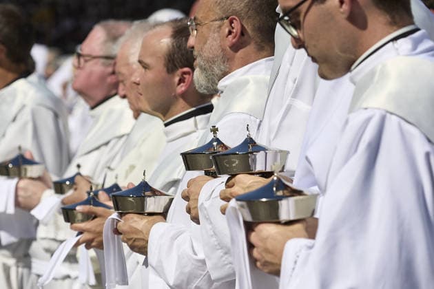 Pope Leo XIV leads Corpus Christi Mass and Eucharistic procession in Madrid MADRID, SPAIN – JUNE 7: Clergy members take part in a procession ahead of the Holy Mass led by Pope Leo XIV at Plaza de Cibeles in Madrid, Spain, on June 7, 2026. Pope Leo XIV is on an Apostolic Journey to Spain from June 6 to 12, visiting Madrid, Barcelona and the Canary Islands. Alex Juarez Anadolu Madrid Spain. Editorial use only. Please get in touch for any other usage.  Copyright: x2026xAnadoluxAlexxJuarezx