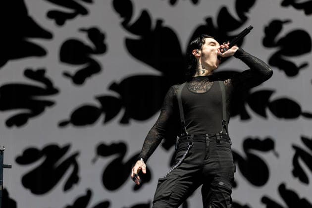 Andy Biersack (Gesang) während des Auftritts der US-amerikanischen Rockband Black Veil Brides im Rahmen des Festivals Rock am Ring 2026 am Nürburgring. Nürburg Rock am Ring Rheinland-Pfalz Germany *** Andy Biersack singing during the performance of the US rock band Black Veil Brides as part of the Rock am Ring 2026 festival at the Nürburgring Nürburg Rock am Ring Rheinland Pfalz Germany