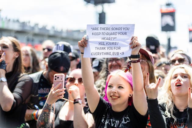 Ein Fan hält ein Schild während des Auftritts der US-amerikanischen Rockband Black Veil Brides im Rahmen des Festivals Rock am Ring 2026 am Nürburgring. Das Schild hat die Aufschrift Are there Songs you keep to Guard your heart? - Yes, yours! Thank you for everything, BVB und drückt die Dankbarkeit und persönliche Verbundenheit des Fans mit der Band aus. Nürburg Rock am Ring Rheinland-Pfalz Germany *** A fan holds a sign during the performance of the US rock band Black Veil Brides as part of the Rock am Ring 2026 festival at the Nürburgring The sign reads Are there Songs you keep to Guard your heart Yes, yours Thank you for everything, BVB and expresses the fans gratitude and personal connection to the band from Nürburg Rock am