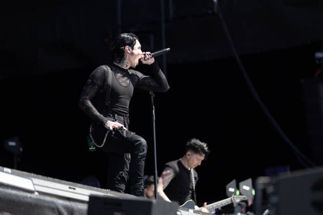Andy Biersack (Gesang) und (im Hintergrund) Jake Pitts (Gitarre) während des Auftritts der US-amerikanischen Rockband Black Veil Brides im Rahmen des Festivals Rock am Ring 2026 am Nürburgring. Nürburg Rock am Ring Rheinland-Pfalz Germany *** Andy Biersack singing and Jake Pitts guitar in the background during the performance of the US rock band Black Veil Brides as part of the Rock am Ring 2026 festival at the Nürburgring Nürburg Rock am Ring Rheinland Pfalz Germany
