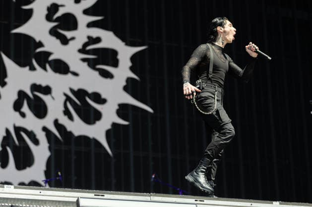 Andy Biersack (Gesang) während des Auftritts der US-amerikanischen Rockband Black Veil Brides im Rahmen des Festivals Rock am Ring 2026 am Nürburgring. Nürburg Rock am Ring Rheinland-Pfalz Germany *** Andy Biersack singing during the performance of the US rock band Black Veil Brides as part of the Rock am Ring 2026 festival at the Nürburgring Nürburg Rock am Ring Rheinland Pfalz Germany