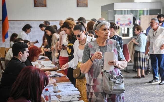 Armenia Parliamentary Election 9184855 07.06.2026 People receive their ballots at a polling station during the Armenian parliamentary election in Yerevan, Armenia. Yuri Kochetkov Sputnik Yerevan Armenia  Copyright: xYurixKochetkovx