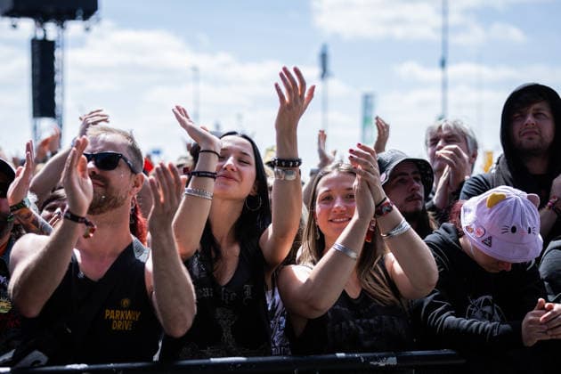 Rock am Ring 2026, Tag 3, 7.6.2026 Fans bei Hollywood Undead -- Mit dem Traditionsfestival Rock am Ring am Nürburgring in der Eifel startet in Deutschland die Festival-Saison. Rock am Ring findet in diesem Jahr vom 5. bis 7. Juni statt. Rund 80 Bands und Künstler stehen auf einer der drei großen Bühnen. Nürburg Nürburgring Rheinland-Pfalz Deutschland *** Rock am Ring 2026, Day 3, 7 6 2026 Fans at Hollywood Undead The traditional Rock am Ring festival at the Nürburgring in the Eifel region kicks off the festival season in Germany Rock am Ring will take place this year from June 5 to 7 Around 80 bands and artists will perform on one of the three large stages Nürburg Nürburgring Rhineland-Palatinate Germany Copyright: xSebastianxDerixx
