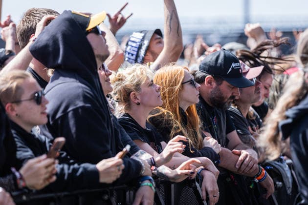 Rock am Ring 2026, Tag 3, 7.6.2026 Fans bei Hollywood Undead -- Mit dem Traditionsfestival Rock am Ring am Nürburgring in der Eifel startet in Deutschland die Festival-Saison. Rock am Ring findet in diesem Jahr vom 5. bis 7. Juni statt. Rund 80 Bands und Künstler stehen auf einer der drei großen Bühnen. Nürburg Nürburgring Rheinland-Pfalz Deutschland *** Rock am Ring 2026, Day 3, 7 6 2026 Fans at Hollywood Undead The traditional Rock am Ring festival at the Nürburgring in the Eifel region kicks off the festival season in Germany Rock am Ring will take place this year from June 5 to 7 Around 80 bands and artists will perform on one of the three large stages Nürburg Nürburgring Rhineland-Palatinate Germany Copyright: xSebastianxDerixx