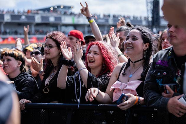 Rock am Ring 2026, Tag 3, 7.6.2026 Fans bei Hollywood Undead -- Mit dem Traditionsfestival Rock am Ring am Nürburgring in der Eifel startet in Deutschland die Festival-Saison. Rock am Ring findet in diesem Jahr vom 5. bis 7. Juni statt. Rund 80 Bands und Künstler stehen auf einer der drei großen Bühnen. Nürburg Nürburgring Rheinland-Pfalz Deutschland *** Rock am Ring 2026, Day 3, 7 6 2026 Fans at Hollywood Undead The traditional Rock am Ring festival at the Nürburgring in the Eifel region kicks off the festival season in Germany Rock am Ring will take place this year from June 5 to 7 Around 80 bands and artists will perform on one of the three large stages Nürburg Nürburgring Rhineland-Palatinate Germany Copyright: xSebastianxDerixx