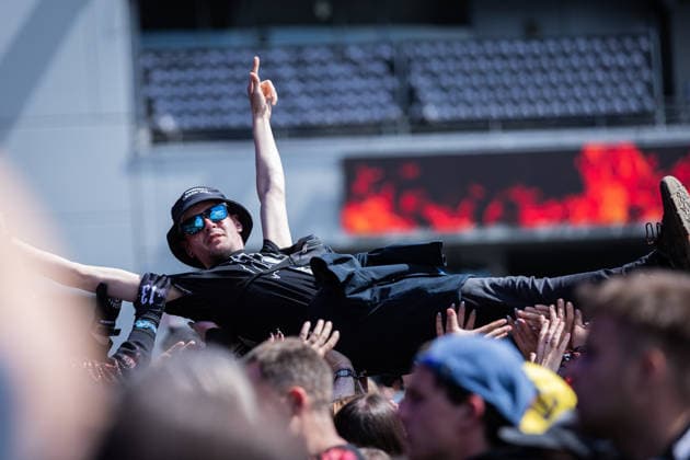 Rock am Ring 2026, Tag 3, 7.6.2026 Fans bei Hollywood Undead -- Mit dem Traditionsfestival Rock am Ring am Nürburgring in der Eifel startet in Deutschland die Festival-Saison. Rock am Ring findet in diesem Jahr vom 5. bis 7. Juni statt. Rund 80 Bands und Künstler stehen auf einer der drei großen Bühnen. Nürburg Nürburgring Rheinland-Pfalz Deutschland *** Rock am Ring 2026, Day 3, 7 6 2026 Fans at Hollywood Undead The traditional Rock am Ring festival at the Nürburgring in the Eifel region kicks off the festival season in Germany Rock am Ring will take place this year from June 5 to 7 Around 80 bands and artists will perform on one of the three large stages Nürburg Nürburgring Rhineland-Palatinate Germany Copyright: xSebastianxDerixx