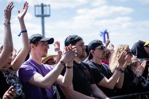 Rock am Ring 2026, Tag 3, 7.6.2026 Fans bei Hollywood Undead -- Mit dem Traditionsfestival Rock am Ring am Nürburgring in der Eifel startet in Deutschland die Festival-Saison. Rock am Ring findet in diesem Jahr vom 5. bis 7. Juni statt. Rund 80 Bands und Künstler stehen auf einer der drei großen Bühnen. Nürburg Nürburgring Rheinland-Pfalz Deutschland *** Rock am Ring 2026, Day 3, 7 6 2026 Fans at Hollywood Undead The traditional Rock am Ring festival at the Nürburgring in the Eifel region kicks off the festival season in Germany Rock am Ring will take place this year from June 5 to 7 Around 80 bands and artists will perform on one of the three large stages Nürburg Nürburgring Rhineland-Palatinate Germany Copyright: xSebastianxDerixx