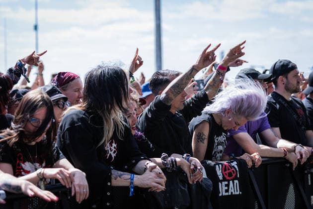 Rock am Ring 2026, Tag 3, 7.6.2026 Fans bei Hollywood Undead -- Mit dem Traditionsfestival Rock am Ring am Nürburgring in der Eifel startet in Deutschland die Festival-Saison. Rock am Ring findet in diesem Jahr vom 5. bis 7. Juni statt. Rund 80 Bands und Künstler stehen auf einer der drei großen Bühnen. Nürburg Nürburgring Rheinland-Pfalz Deutschland *** Rock am Ring 2026, Day 3, 7 6 2026 Fans at Hollywood Undead The traditional Rock am Ring festival at the Nürburgring in the Eifel region kicks off the festival season in Germany Rock am Ring will take place this year from June 5 to 7 Around 80 bands and artists will perform on one of the three large stages Nürburg Nürburgring Rhineland-Palatinate Germany Copyright: xSebastianxDerixx
