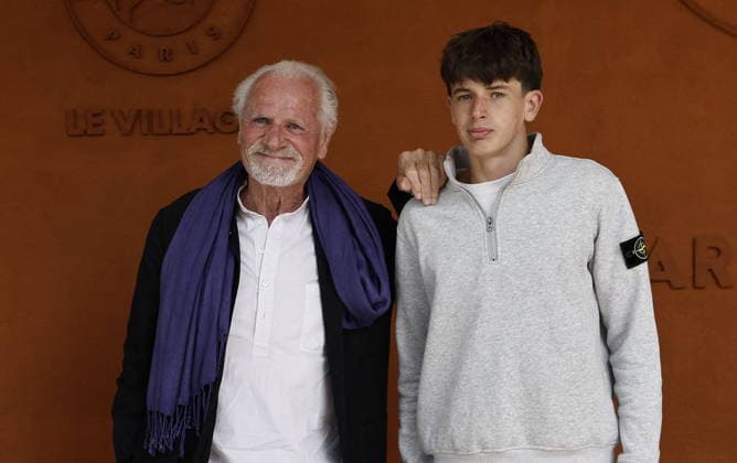 Yann Arthus Bertrand et a guest lors des Internationaux de France de Tennis de Roland Garros 2026, à Paris, France, le 7 juin 2026 Jacovides Moreau Bestimage Celebs attending the village photocall during the 2026 French Open at Roland Garros in Paris, France, on June 7, 2026 Paris France  Copyright: xJACOVIDES-MOREAUx xBESTIMAGExJACOVIDES-MOREAUx xBESTIMAGEx