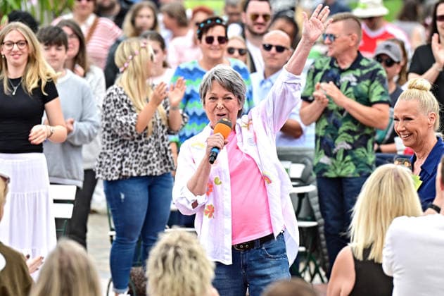 ZDF - Fernsehgarten. Fernsehmoderatorin Ramona Leiß während der ZDF - Unterhaltungsshow Fernsehgarten am 07.06.2026 in Mainz. 20260607MWI127883 *** ZDF Fernsehgarten TV presenter Ramona Leiß during the ZDF entertainment show Fernsehgarten on 07 06 2026 in Mainz 20260607MWI127883