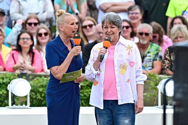 ZDF - Fernsehgarten. Moderatorin Andrea Kiwi Kiewel und Fernsehmoderatorin Ramona Leiß während der ZDF - Unterhaltungsshow Fernsehgarten am 07.06.2026 in Mainz. 20260607MWI127917 *** ZDF Fernsehgarten presenter Andrea Kiwi Kiewel and TV presenter Ramona Leiß during the ZDF entertainment show Fernsehgarten on 07 06 2026 in Mainz 20260607MWI127917