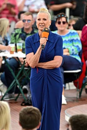 ZDF - Fernsehgarten. Moderatorin Andrea Kiwi Kiewel während der ZDF - Unterhaltungsshow Fernsehgarten am 07.06.2026 in Mainz. 20260607MWI127620 *** ZDF Fernsehgarten presenter Andrea Kiwi Kiewel during the ZDF entertainment show Fernsehgarten on 07 06 2026 in Mainz 20260607MWI127620