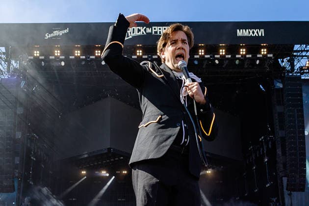 Musikfestival Rock im Park 2026 - THE HIVES, Nürnberg, 07.06.2026 Howlin Pelle Almqvist (Per Almqvist), Frontsänger der schwedischen Rockband The Hives, beim Auftritt auf der Hauptbühne. Mit erhobener Faust und Mikrofon in der Hand liefert er eine energiegeladene Bühnenperformance. Nürnberg Bayern Deutschland *** Rock im Park 2026 music festival THE HIVES, Nuremberg, 07 06 2026 Howlin Pelle Almqvist Per Almqvist , lead singer of the Swedish rock band The Hives, performing on the main stage With fist raised and microphone in hand, he delivers an energetic stage performance Nuremberg Bavaria Germany 20260607-6V2A7413-M4000