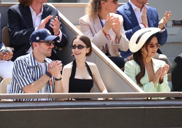 Roland Garros 2026 - Tribunes Finale Cobolli vs Zverev Charlie McDowell , Lily Collins and Ashley Park CÃ lÃ britÃ s dans les tribunes de Roland Garros pendant la finale homme de l Open de France de Tennis Ã Paris, le 7 juin 2026. Celebrities in the stands at Roland Garros stadium during the men s final of the French Open in Paris on June 7, 2026.  Copyright: xDidierxFereyx