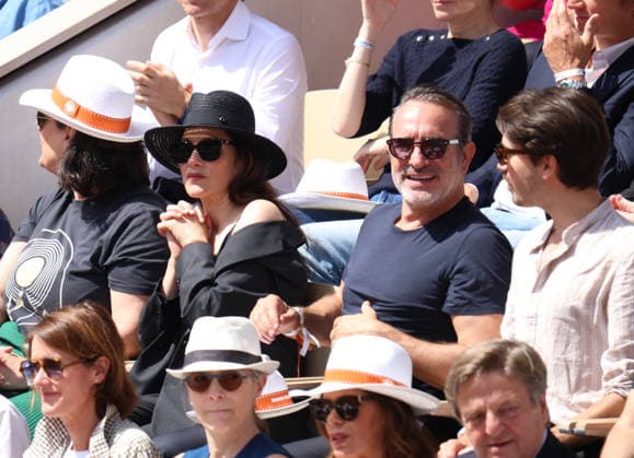Roland Garros 2026 - Tribunes Finale Cobolli vs Zverev Marion Cotillard et Jean Dujardin CÃ lÃ britÃ s dans les tribunes de Roland Garros pendant la finale homme de l Open de France de Tennis Ã Paris, le 7 juin 2026. Celebrities in the stands at Roland Garros stadium during the men s final of the French Open in Paris on June 7, 2026.  Copyright: xDidierxFereyx