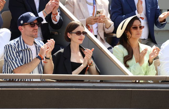 Roland Garros 2026 - Tribunes Finale Cobolli vs Zverev Charlie McDowell , Lily Collins and Ashley Park CÃ lÃ britÃ s dans les tribunes de Roland Garros pendant la finale homme de l Open de France de Tennis Ã Paris, le 7 juin 2026. Celebrities in the stands at Roland Garros stadium during the men s final of the French Open in Paris on June 7, 2026.  Copyright: xDidierxFereyx