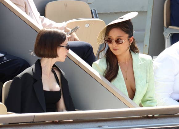 Roland Garros 2026 - Tribunes Finale Cobolli vs Zverev Lily Collins and Ashley Park CÃ lÃ britÃ s dans les tribunes de Roland Garros pendant la finale homme de l Open de France de Tennis Ã Paris, le 7 juin 2026. Celebrities in the stands at Roland Garros stadium during the men s final of the French Open in Paris on June 7, 2026.  Copyright: xDidierxFereyx
