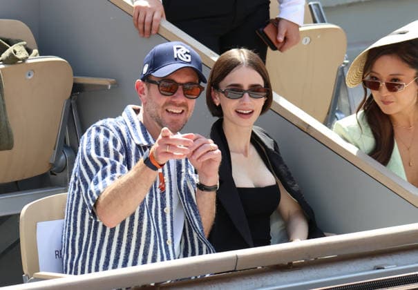 Roland Garros 2026 - Tribunes Finale Cobolli vs Zverev Charlie McDowell , Lily Collins and Ashley Park CÃ lÃ britÃ s dans les tribunes de Roland Garros pendant la finale homme de l Open de France de Tennis Ã Paris, le 7 juin 2026. Celebrities in the stands at Roland Garros stadium during the men s final of the French Open in Paris on June 7, 2026.  Copyright: xDidierxFereyx