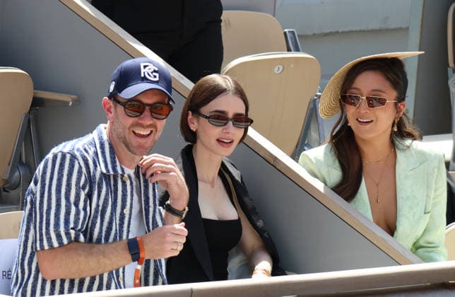 Roland Garros 2026 - Tribunes Finale Cobolli vs Zverev Charlie McDowell , Lily Collins and Ashley Park CÃ lÃ britÃ s dans les tribunes de Roland Garros pendant la finale homme de l Open de France de Tennis Ã Paris, le 7 juin 2026. Celebrities in the stands at Roland Garros stadium during the men s final of the French Open in Paris on June 7, 2026.  Copyright: xDidierxFereyx
