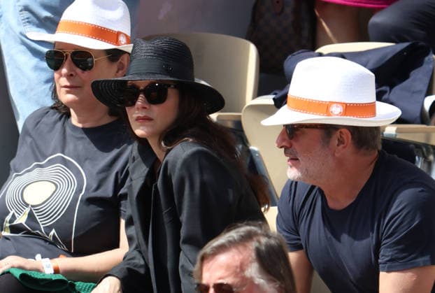 Roland Garros 2026 - Tribunes Finale Cobolli vs Zverev Marion Cotillard et Jean Dujardin CÃ lÃ britÃ s dans les tribunes de Roland Garros pendant la finale homme de l Open de France de Tennis Ã Paris, le 7 juin 2026. Celebrities in the stands at Roland Garros stadium during the men s final of the French Open in Paris on June 7, 2026.  Copyright: xDidierxFereyx