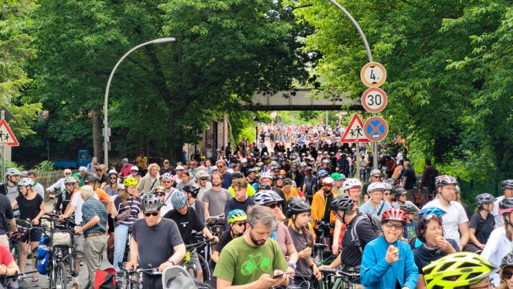 Berlin, 07.06.2026 Der ADFC veranstaltet an diesem Sonntag die 50. Fahrrad-Sternfahrt. Zehntausende Personen sind mit Spaß dabei. Spanische Allee im Ortsteil Schlachtensee *** Berlin, 07 06 2026 The ADFC is organizing the 50th bicycle rally this Sunday Tens of thousands of people are having fun on Spanische Allee in the Schlachtensee district