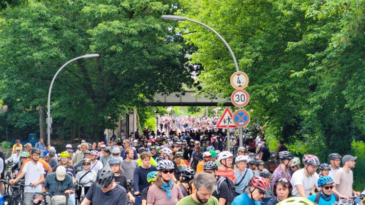 Berlin, 07.06.2026 Der ADFC veranstaltet an diesem Sonntag die 50. Fahrrad-Sternfahrt. Zehntausende Personen sind mit Spaß dabei. Spanische Allee im Ortsteil Schlachtensee *** Berlin, 07 06 2026 The ADFC is organizing the 50th bicycle rally this Sunday Tens of thousands of people are having fun on Spanische Allee in the Schlachtensee district
