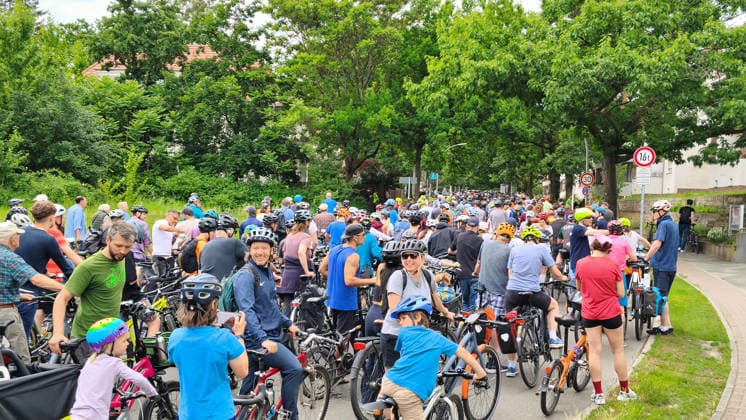 Berlin, 07.06.2026 Der ADFC veranstaltet an diesem Sonntag die 50. Fahrrad-Sternfahrt. Zehntausende Personen sind mit Spaß dabei. Spanische Allee im Ortsteil Schlachtensee *** Berlin, 07 06 2026 The ADFC is organizing the 50th bicycle rally this Sunday Tens of thousands of people are having fun on Spanische Allee in the Schlachtensee district