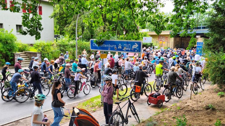 Berlin, 07.06.2026 Der ADFC veranstaltet an diesem Sonntag die 50. Fahrrad-Sternfahrt. Zehntausende Personen sind mit Spaß dabei. Spanische Allee im Ortsteil Schlachtensee *** Berlin, 07 06 2026 The ADFC is organizing the 50th bicycle rally this Sunday Tens of thousands of people are having fun on Spanische Allee in the Schlachtensee district