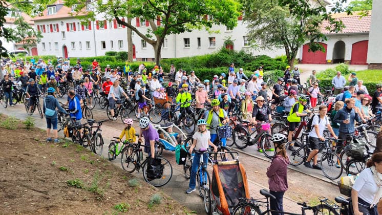 Berlin, 07.06.2026 Der ADFC veranstaltet an diesem Sonntag die 50. Fahrrad-Sternfahrt. Zehntausende Personen sind mit Spaß dabei. Spanische Allee im Ortsteil Schlachtensee *** Berlin, 07 06 2026 The ADFC is organizing the 50th bicycle rally this Sunday Tens of thousands of people are having fun on Spanische Allee in the Schlachtensee district