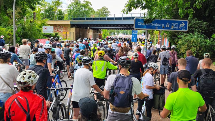 Berlin, 07.06.2026 Der ADFC veranstaltet an diesem Sonntag die 50. Fahrrad-Sternfahrt. Zehntausende Personen sind mit Spaß dabei. Spanische Allee im Ortsteil Schlachtensee *** Berlin, 07 06 2026 The ADFC is organizing the 50th bicycle rally this Sunday Tens of thousands of people are having fun on Spanische Allee in the Schlachtensee district