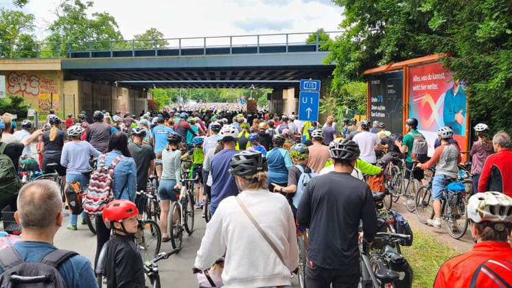 Berlin, 07.06.2026 Der ADFC veranstaltet an diesem Sonntag die 50. Fahrrad-Sternfahrt. Zehntausende Personen sind mit Spaß dabei. Spanische Allee im Ortsteil Schlachtensee *** Berlin, 07 06 2026 The ADFC is organizing the 50th bicycle rally this Sunday Tens of thousands of people are having fun on Spanische Allee in the Schlachtensee district