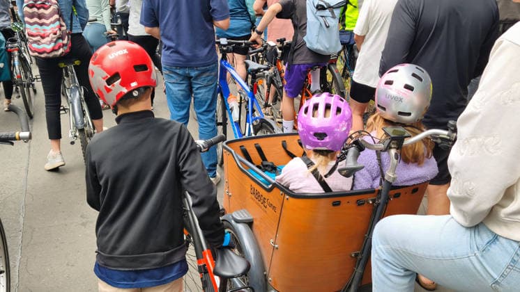 Berlin, 07.06.2026 Der ADFC veranstaltet an diesem Sonntag die 50. Fahrrad-Sternfahrt. Zehntausende Personen sind mit Spaß dabei. Spanische Allee im Ortsteil Schlachtensee *** Berlin, 07 06 2026 The ADFC is organizing the 50th bicycle rally this Sunday Tens of thousands of people are having fun on Spanische Allee in the Schlachtensee district