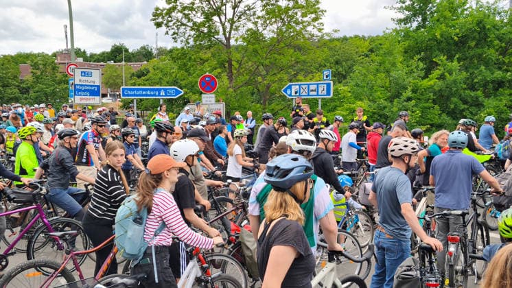 Berlin, 07.06.2026 Der ADFC veranstaltet an diesem Sonntag die 50. Fahrrad-Sternfahrt. Zehntausende Personen sind mit Spaß dabei. Spanische Allee im Ortsteil Schlachtensee.Es staut sich.Zufahrt AVUS *** Berlin, 07 06 2026 The ADFC is organizing the 50th bicycle rally this Sunday Tens of thousands of people are having fun on Spanische Allee in the Schlachtensee district There is a traffic jam on the AVUS access road